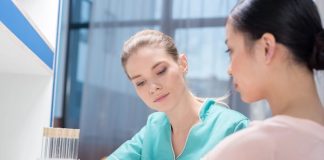 « Mon test IST » : la biologie médicale au cœur de la prévention Une jeune femme effectue un test IST avec une biologiste.