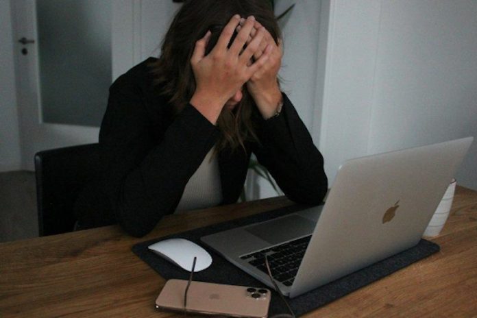 Adaptation stress Ashwagandha Une femme en plein épisode de stress.
