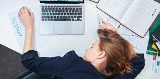 Aller au travail malade : quand lâenvie de bien faire nuit Ă la santĂ© Une femme, allongĂ©e sur son bureau, qui est allĂ©e au travail en Ă©tant malade.