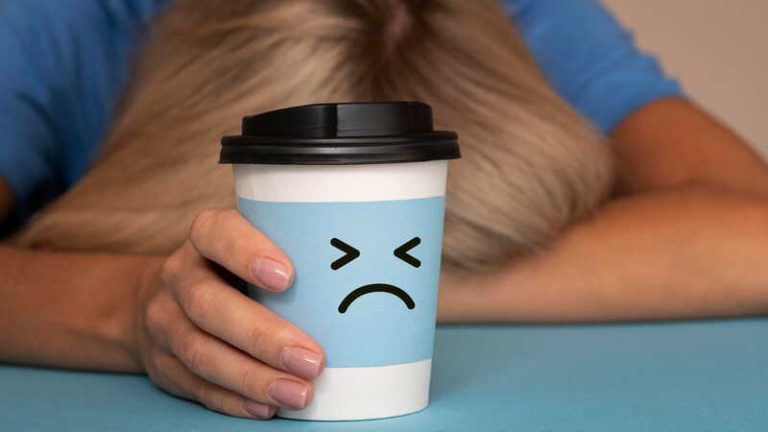 Une femme épuisée, affalée sur une table, en ce lundi de Blue Monday, présenté comme le jour le plus déprimant de l’année.