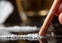 Consommation de cocaïne en hausse : la ligne blanche est franchie Une femme qui consomme de la cocaïne en la sniffant avec un billet de dix euros.