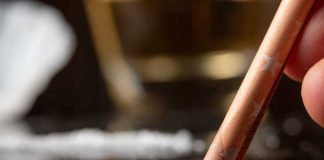 Consommation de cocaïne en hausse : la ligne blanche est franchie Une femme qui consomme de la cocaïne en la sniffant avec un billet de dix euros.