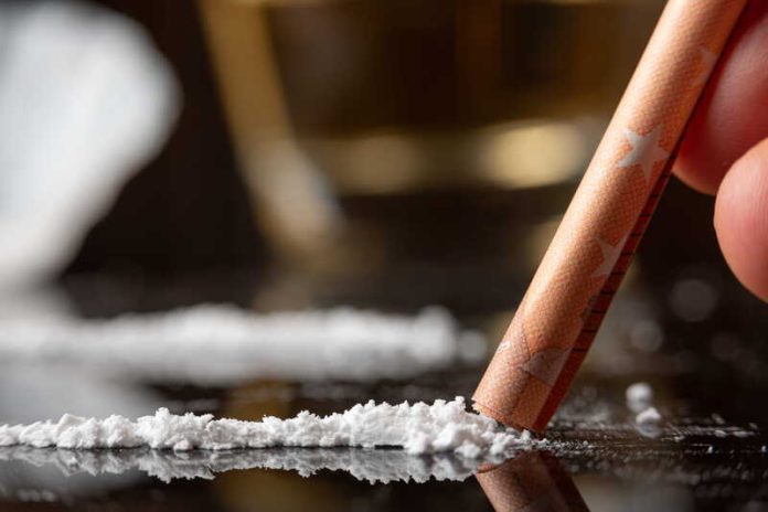 Cocaïne crack drogue dure usage progresse en France les soins peinent à suivre Ma Santé Une femme qui consomme de la cocaïne en la sniffant avec un billet de dix euros.