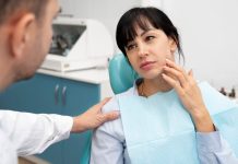 Urgences dentaires : quels sont les principaux motifs de consultation ? Une femme consulte en urgence un chirurgien-dentiste.