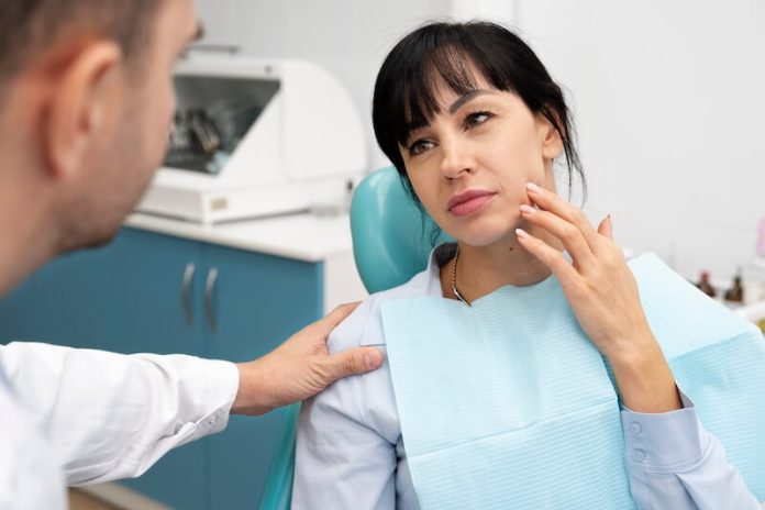 Dentiste douleurs urgences Une femme consulte en urgence un chirurgien-dentiste.