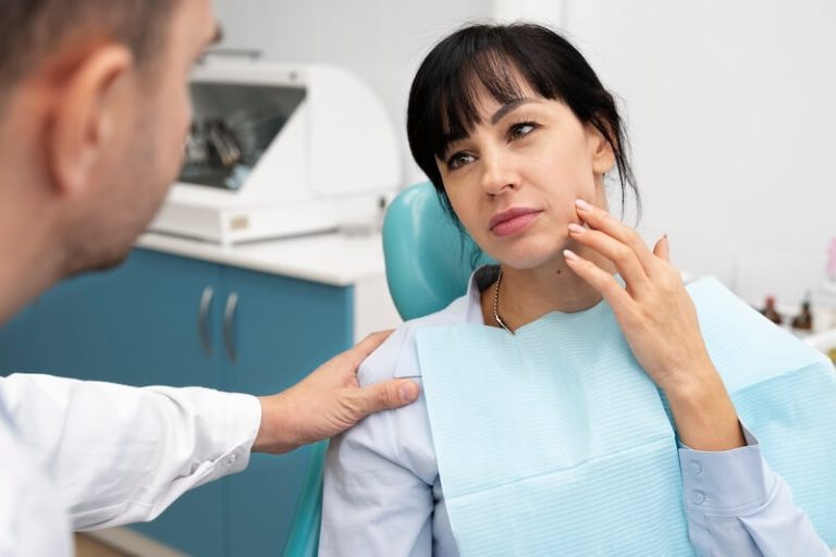 Une femme consulte en urgence un chirurgien-dentiste.