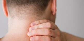 Quand vos cervicales vous font mal au cou… et Ă la tĂȘte Un homme souffrant de douleurs au cou et suspectant une cĂ©phalĂ©e cercogĂ©nique.