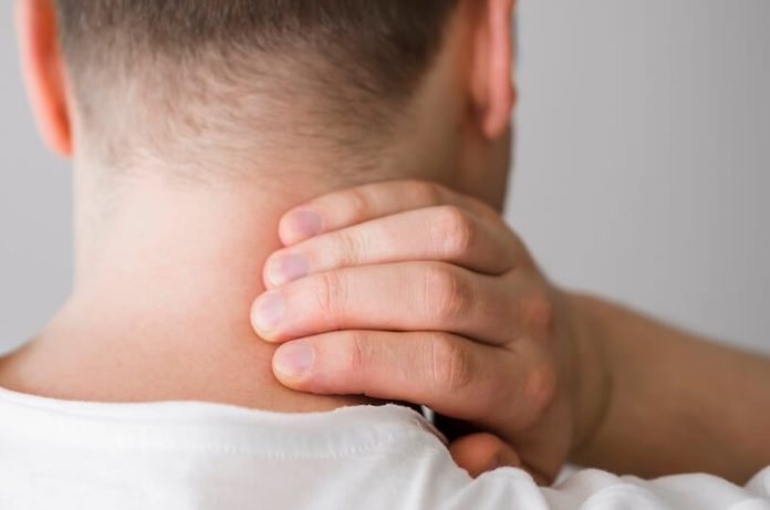 Douleur au cou cephalee Cephalee cervicogénique ma sante Un homme souffrant de douleurs au cou et suspectant une céphalée cercogénique.