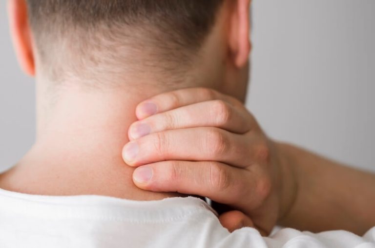 Un homme souffrant de douleurs au cou et suspectant une céphalée cercogénique.
