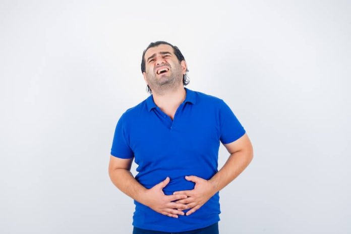Douleurs ventre ballonnement difference alimentation ma sante Un homme se tenant le ventre gonfler, pensant avoir sois un ballonnement sois une aérophalgie