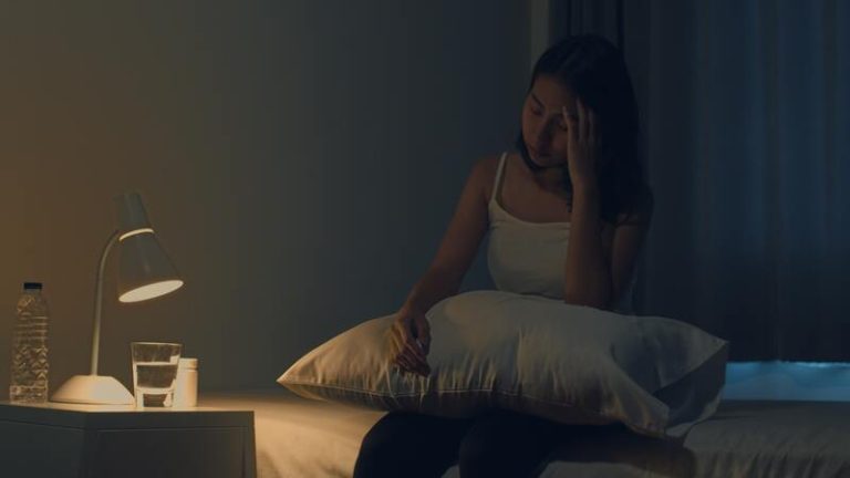 Une femme qui se réveille e pleine à cause d'une dyspnée, une sensation de manquer d'air.