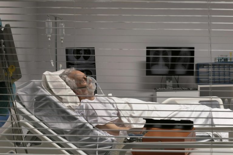 Une personne âgée hospitalisée pendant l'épidémie de grippe.