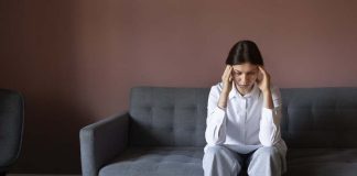 Génération NEET : le terrible impact mental du décrochage des jeunes Une jeune femme qui fait partie de cette génération NEET à la santé mentale fragile.