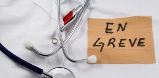 Les médecins libéraux vont-ils se remettre en grève ? Un médecin en grève qui l'affiche sur sa blouse blanche.