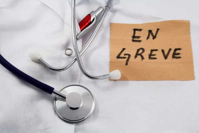 Un médecin en grève qui l'affiche sur sa blouse blanche.
