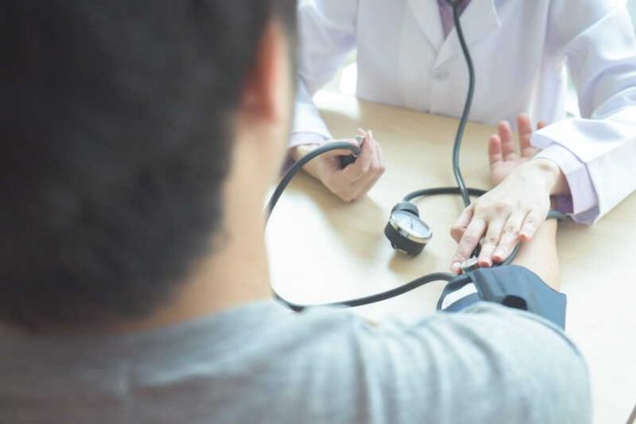Hypertension artérielle pourquoi les cas augmentent depuis le Covid-19 Ma Santé Un homme qui mesure sa tension après le Covid.