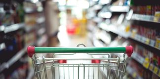 Additifs alimentaires : augmentent-ils vraiment les risques de cancer et de diabète ? Un supermarché rempli de produits contenant des additifs et conservateurs.