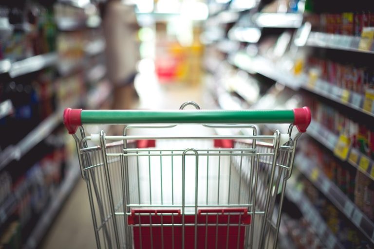Un supermarché rempli de produits contenant des additifs et conservateurs.