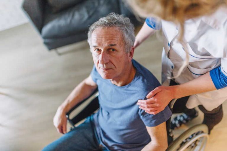 Un homme atteint de la maladie de Charcot et privé de sa voix par l’évolution de la maladie.