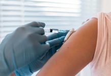 Grippe : l’épidémie persiste, la campagne de vaccination prolongée Un médecin qui vaccine une jeune femme pendant la prolongation de la campagne.