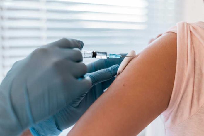 La France prolonge sa campagne de vaccination contre la grippe ce qu’il faut vraiment savoir Ma Santé Un médecin qui vaccine une jeune femme pendant la prolongation de la campagne.