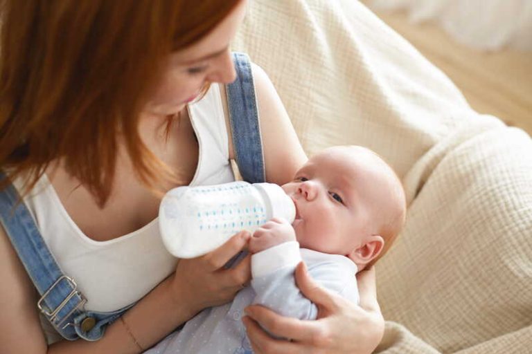 Une mère nourrit son enfant avec un lait infantile potentiellement contaminé, actuellement visé par un rappel massif.