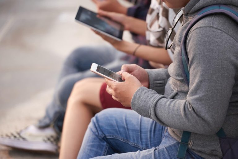 Des jeunes qui scrollent toute la journée sur leur téléphone sans savoir ce qu'est le brainrot.