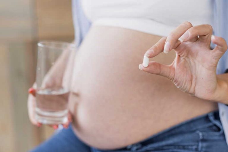 Une femme enceinte qui hésite à prendre un paracétamol car elle ne veut pas rendre son enfant à naître autiste.