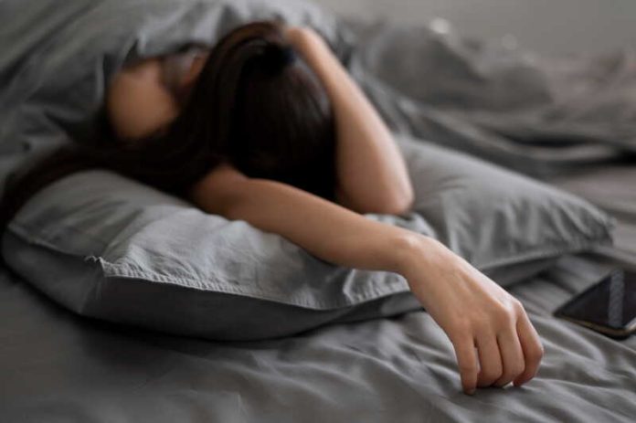 Maladie de Charcot sla troubles du sommeil signes symptômes maladie Ma Santé jpg Une femme qui souffre de troubles du sommeil, signe précurseur de la maladie de Charcot.