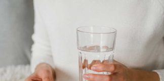 Médicaments périmés : peut-on encore les utiliser après leur date de péremption ? Une femme hésite à prendre un médicament car il a dépassé sa date de péremption de quelques jours.