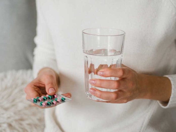 Médicaments périmés peut on encore les prendre après leur date de péremption qu'en faire Ma Santé Une femme hésite à prendre un médicament car il a dépassé sa date de péremption de quelques jours.