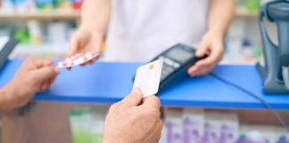 Médicaments remboursés : combien coûtent-ils réellement à la collectivité ? Un patient qui vient chercher sa prescription de médicaments remboursés.