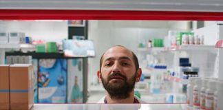 Pénurie de psychotropes : où en est-on vraiment en France ? En période de pénurie, un pharmacien tente de trouver les dernières boîtes de psychotropes disponibles.