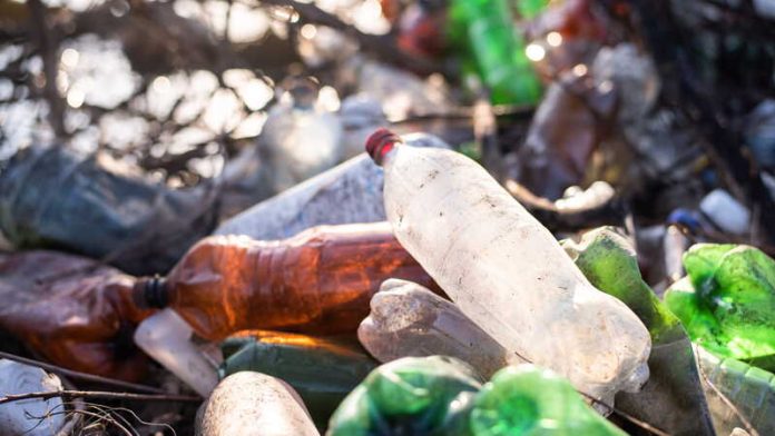 Pollution plastique une bombe à retardement qui pourrait doubler son impact d’ici 2040 Ma Santé Une montagne de plastique qui pollue l’environnement et menace la santé de la population.