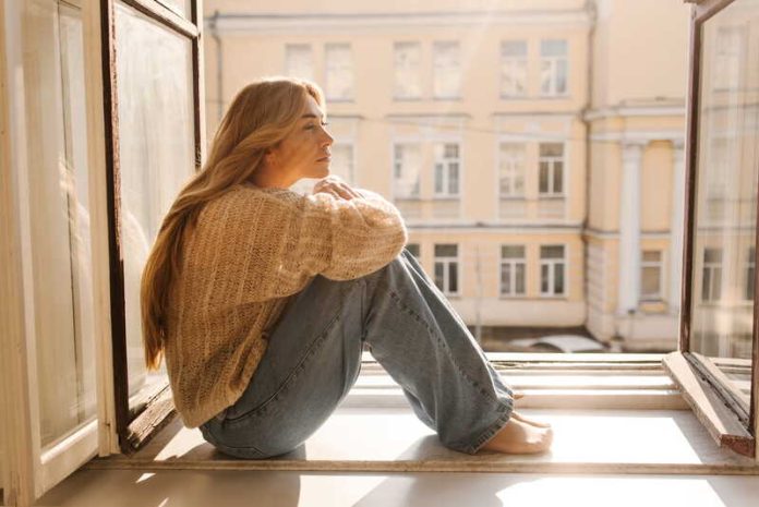 Pourquoi certaines personnes préfèrent le silence aux conversations introverti extraverti personnalité Ma Santé Une femme qui préfère être dans le silence chez elle plutôt que dans les conversations.