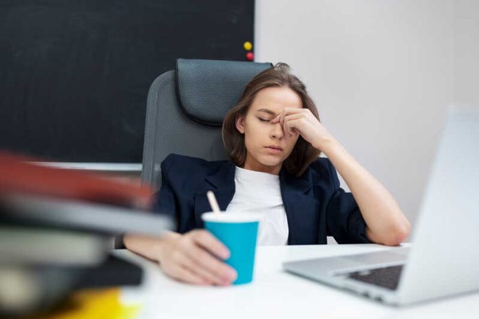 Pourquoi je suis plus fatigué en ce moment fatigue persistante intense causes Ma Santé Une femme qui souffre d'une fatigue persistante.