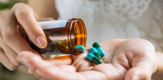 Pourquoi la France consomme-t-elle autant de médicaments ? Une femme qui consomme beaucoup trop de médicaments.