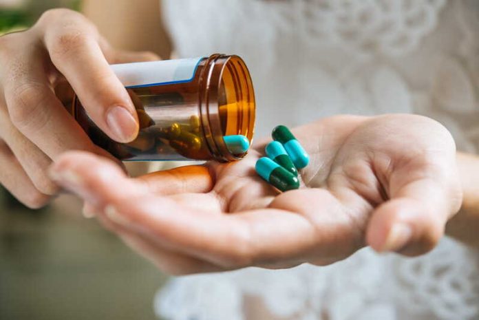 Pourquoi la France consomme autant de médicaments surprescription gaspillage Ma Santé Une femme qui consomme beaucoup trop de médicaments.