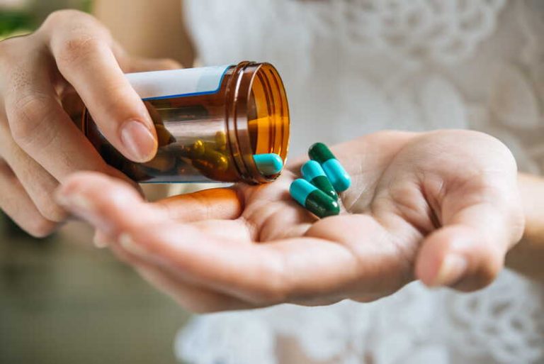 Une femme qui consomme beaucoup trop de médicaments.