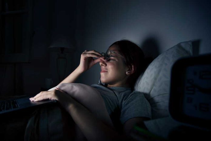Pourquoi les couche-tard présentent un risque plus élevé de maladies cardiovasculaires Ma Sangté Une femme qui a un chronotype tardif et se couche tard s’expose à des risques cardiovasculaires importants.