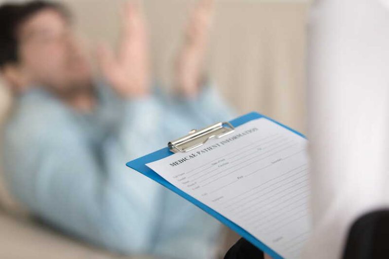 Une personne hospitalisée en psychiatrie échange avec son médecin au sujet de ses troubles métaboliques.