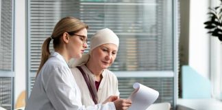 Registre national des cancers : à quoi ça sert concrètement ? Une femme, atteinte d'un cancer, qui prend connaissance du nouveau registre national des cancers.