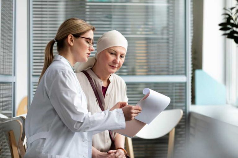 Une femme, atteinte d'un cancer, qui prend connaissance du nouveau registre national des cancers.