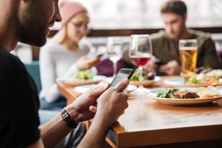Des jeunes devant un écran pendant leur repas.