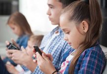 Réseaux sociaux : vers une interdiction pour les moins de 15 ans ? Une bande de jeunes adolescents de moins de 15 ans, addicts aux réseaux sociaux.