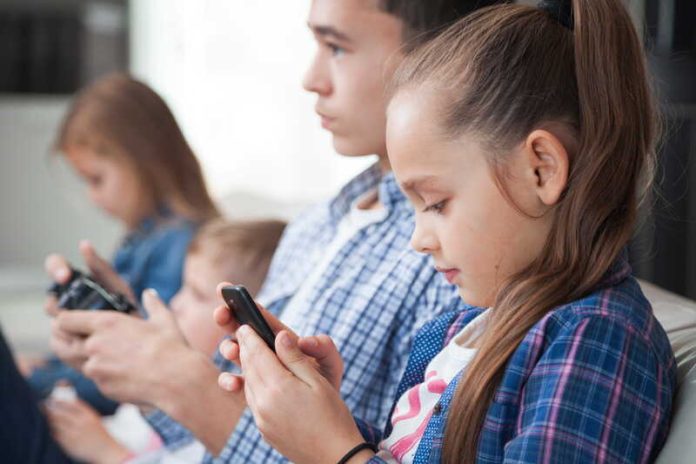 Réseaux sociaux tiktok snapchat instagram vers une interdiction pour les moins de 15 ans Ma Santé Une bande de jeunes adolescents de moins de 15 ans, addicts aux réseaux sociaux.