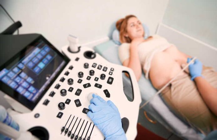 Santé de la femme où en est on des congés menstruels en France Ma Santé Une femme en consultation gynécologique pour obtenir un arrêt maladie.