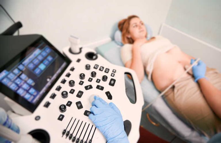 Une femme en consultation gynécologique pour obtenir un arrêt maladie.