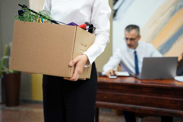 Une femme qui a posé sa démission et quitte son travail pour préserver sa santé mentale.