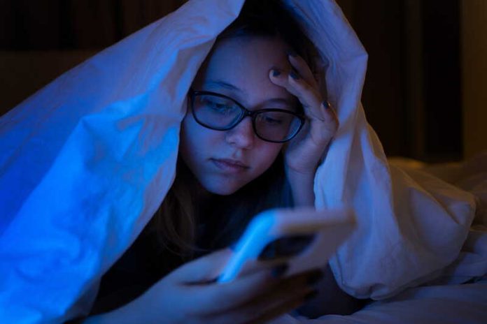 Santé mentale pourquoi les réseaux sociaux sont si mauvais pour les ados Ma Santé Une jeune adolescente, accro aux réseaux sociaux, qui présente des signes de déprime.